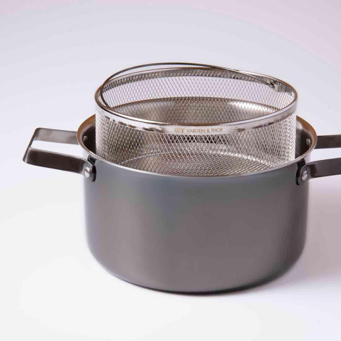 BAMBA - 5-PLY - 5 lags stål gryde, inkl. pastakurv, 5,5 L Serie: SORT STÅL / BLACK STEEL fra Vargenthor