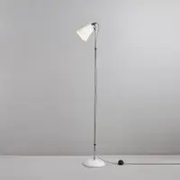 Hector Pleat gulvlampe fra Original BTC med riflet porcelænsskærm