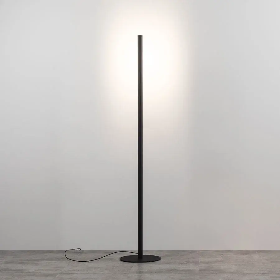 Backlight gulvlampe fra Chors med indirekte uplight-design