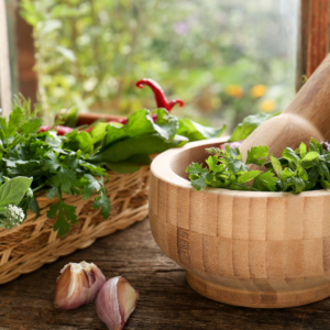 Dyrkning af friske krydderurter i køkkenet: En guide til vindueskarmsdyrkning.
